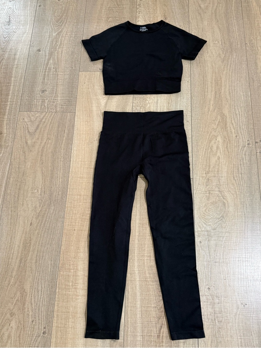 Black Seamless 2 Piece Workout Set Crop Top Leggings M NWOT - Picture 3 of 5